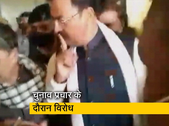 Videos : यूपी के उप मुख्यमंत्री केशव प्रसाद मौर्य को महिलाओं के विरोध का सामना करना पड़ा