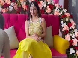 मौनी रॉय की शादी की रस्में हुई शुरू, पीली क्रॉप टॉप और स्कर्ट में हल्दी लगवाती आईं नजर मौनी रॉय की शादी की रस्में हुई शुरू, पीली क्रॉप टॉप और स्कर्ट में हल्दी लगवाती आईं नजर