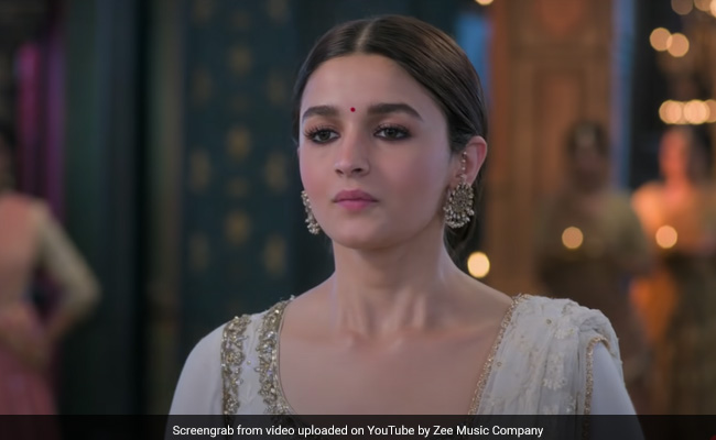 Alia Bhatt Recalls Working With "Legend" Pandit Birju Maharaj For <i>Ghar More Pardesiya</i>