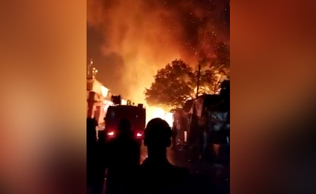 दिल्ली की चांदनी चौक मार्केट में भीषण आग, 60 से ज्यादा दुकानें जलकर खाक