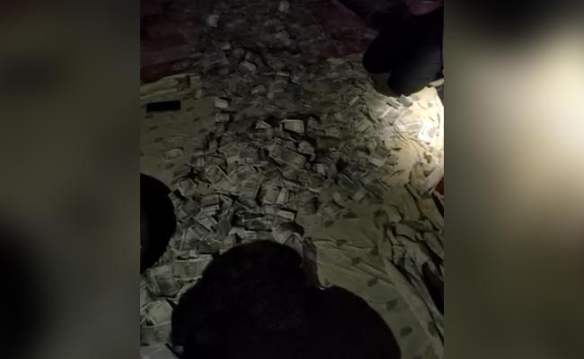 VIDEO : वाटर टैंकर में मिले आठ करोड़ नकद, एमपी के शराब कारोबारी के घर छापा