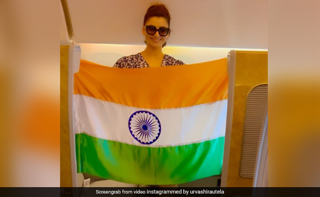 प्लेन के अंदर Urvashi Rautela ने कुछ यूं लहराया तिरंगा, फैन्स बोले- हमें आप पर भी गर्व है...VIDEO