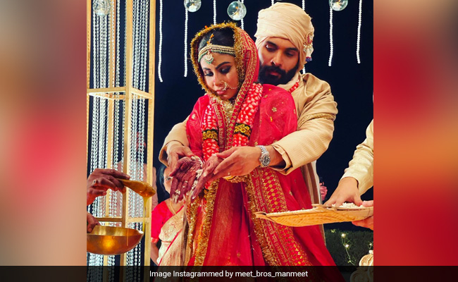 Sabyasachi के लहंगे में Mouni Roy का बंगाली वेडिंग लुक रहा सबसे अलग, ये है इसकी खासियत