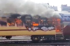 रेलवे में नौकरी चाहने वाले बिहार में क्यों जला रहे हैं ट्रेनें? रेलवे में नौकरी चाहने वाले बिहार में क्यों जला रहे हैं ट्रेनें?