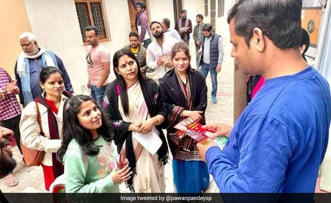 Vote For <i>Papa</i>: Daughter Campaigns For Samajwadi Party's Ayodhya Candidate