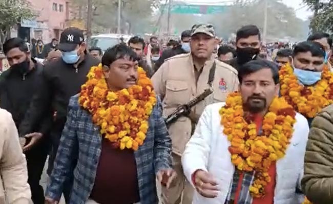 यूपी : हसनपुर के BJP प्रत्‍याशी के जुलूस में नियमों की उड़ी धज्जियां, लोगों ने नहीं पहना था मास्‍क,सोशल डिस्‍टेसिंग..