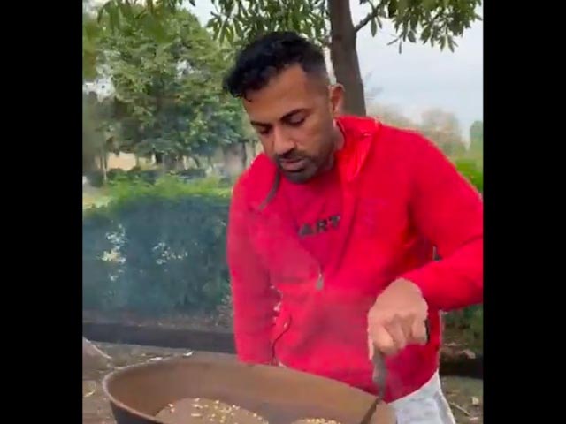 Pak Pacer Wahab Riaz Sells 'Chana' On Streets