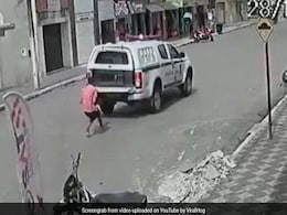 हथकड़ी में बंधा कैदी पुलिस की चलती गाड़ी से हुआ फरार, वायरल वीडियो देख हर कोई रह  गया दंग हथकड़ी में बंधा कैदी पुलिस की चलती गाड़ी से हुआ फरार, वायरल वीडियो देख हर कोई रह  गया दंग