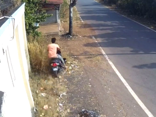 कैमरे में कैद : जब बाल-बाल बचा बाइक सवार