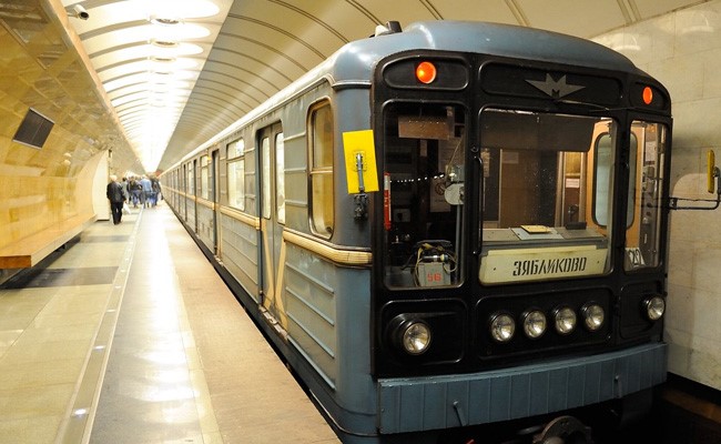 शख्स ने चलती ट्रेन के सामने महिला को धकेला, CCTV में कैद हुई रोंगटे खड़े कर देने वाली वारदात