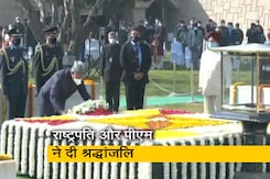 महात्मा गांधी की पुण्यतिथि पर राष्ट्रपति रामनाथ कोविंद और PM मोदी ने राजघाट जाकर दी श्रद्धांजलि महात्मा गांधी की पुण्यतिथि पर राष्ट्रपति रामनाथ कोविंद और PM मोदी ने राजघाट जाकर दी श्रद्धांजलि