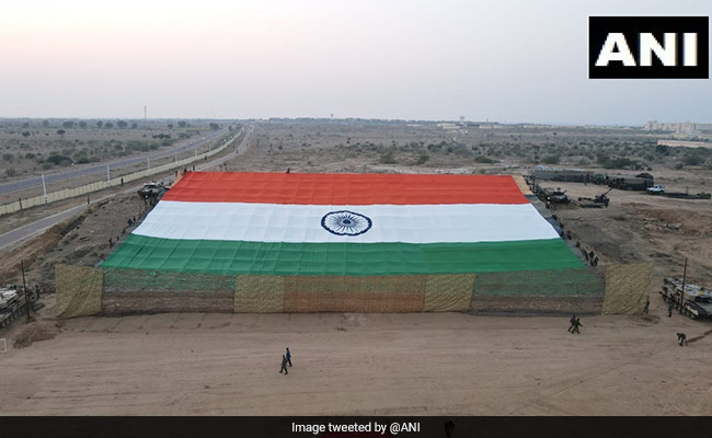 सेना दिवस पर फहराया गया दुनिया का सबसे बड़ा खादी का तिरंगा, 225 फीट लंबा, 150 फीट है चौड़ा - देखें तस्वीरें