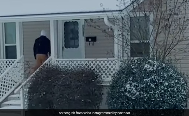 पड़ोसियों ने बर्फ में साथ खेलने से किया इनकार, तो दुखी होकर शख्स करने लगा ऐसी हरकत - देखें Video