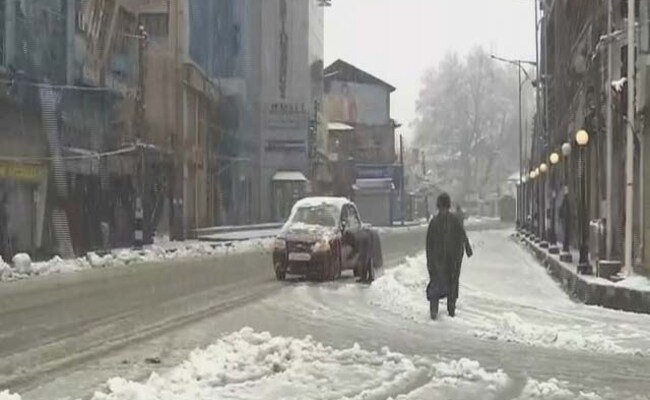 बर्फबारी के कारण 2 दिन तक बंद रहने के बाद जम्मू-श्रीनगर राष्ट्रीय राजमार्ग पर यातायात फिर शुरू