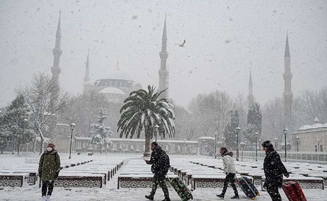 Europe's Busiest Airport Delays Reopening After Massive Snow Storm