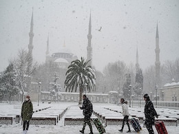 Europe's Busiest Airport Delays Reopening After Massive Snow Storm Europe's Busiest Airport Delays Reopening After Massive Snow Storm