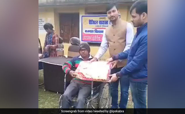 कंबल, जिसे पाते ही व्हीलचेयर पर बैठा शख्स अचानक उठकर चलने लगा, IPS ने शेयर किया Video, कही ये दिलचस्प बात