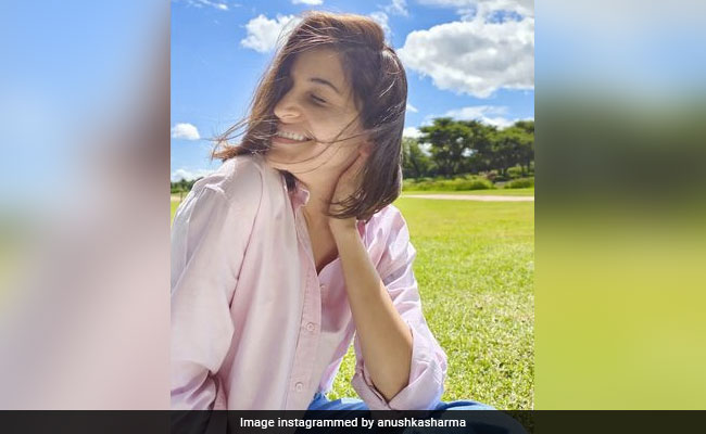 अनुष्का शर्मा ने शेयर की थ्रोबैक PHOTOS तो फैन्स ने यूं ली चुटकी, बोले- वामिका को देख लिया