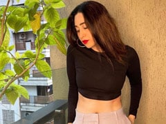 Karisma Kapoor Shows Off Her Abs, Malaika Arora's Reaction Is All Of Us