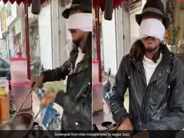आंख पर पट्टी बांधकर शख्स ने पहले काटी सब्जियां, फिर ऐसे बनाया चाऊमीन, Video देख हो जाएंगे हैरान आंख पर पट्टी बांधकर शख्स ने पहले काटी सब्जियां, फिर ऐसे बनाया चाऊमीन, Video देख हो जाएंगे हैरान