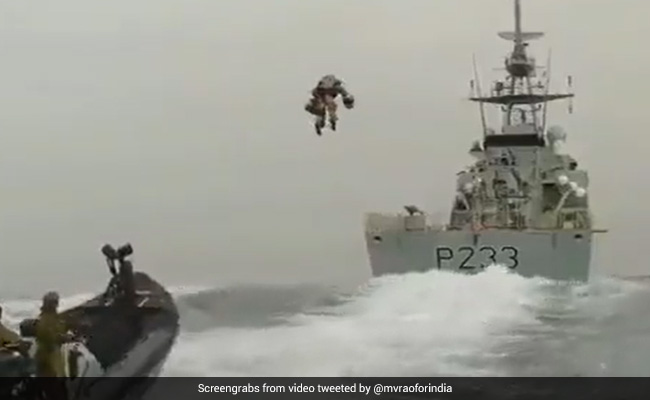 बजरंगबली की तरह उड़ने लगा ये शख्स, लोगों ने कहा- ये कैसे हवा में उड़ रहा है?