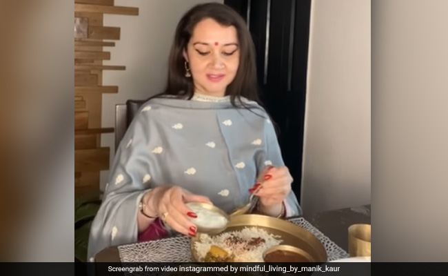 महिला ने लोगों को बताया खाना खाने का सही तरीका, लेकिन Video देख लोगों को आ गया गुस्सा