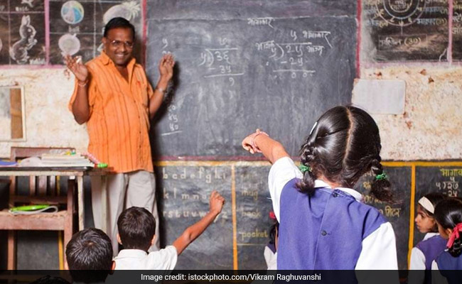 शिक्षक की विदाई के मौके पर फुट-फुटकर रोए बच्चे, वीडियो हुआ वायरल