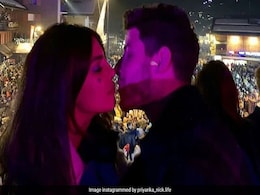 प्रियंका चोपड़ा का हाथ पकड़ बीच पर यूं रोमांटिक अंदाज में वॉक करते दिखे निक जोनस, देखें कपल की लेटेस्ट तस्वीरें प्रियंका चोपड़ा का हाथ पकड़ बीच पर यूं रोमांटिक अंदाज में वॉक करते दिखे निक जोनस, देखें कपल की लेटेस्ट तस्वीरें