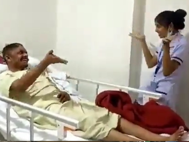 नर्स ने मरीज़ के साथ किया डान्स, ज़रूरी थी फिज़ियोथैरेपी