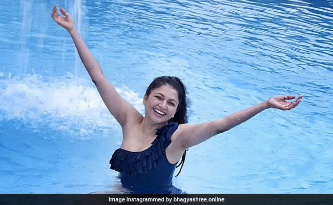 Bhagyashree पूल में पोज करती आईं नजर तो फैन्स पूछ बैठे- ठंड नहीं लग रही क्या?
