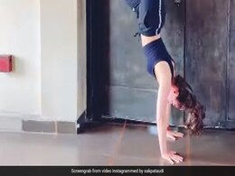 Soha Ali Khan के इस हेड स्टैंड वीडियो को देखकर छूट जाएंगे आपके पसीने, देखें कितना टफ वर्कआउट रूटीन फॉलो करती हैं सोहा Soha Ali Khan के इस हेड स्टैंड वीडियो को देखकर छूट जाएंगे आपके पसीने, देखें कितना टफ वर्कआउट रूटीन फॉलो करती हैं सोहा