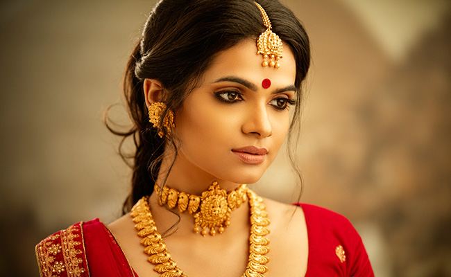 Add A Touch Of Shine To Every Outfit With These Maang Tikkas