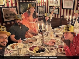 Malaika To Kareena: 8 Celebrities Who Welcomed New Year 2022 With Good Food Malaika To Kareena: 8 Celebrities Who Welcomed New Year 2022 With Good Food