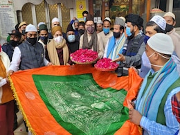 पीएम मोदी की सलामती के लिए देशभर की दरगाहों में दुआएं, हाजी अली दरगाह पहुंचे मुख्तार अब्बास नकवी पीएम मोदी की सलामती के लिए देशभर की दरगाहों में दुआएं, हाजी अली दरगाह पहुंचे मुख्तार अब्बास नकवी
