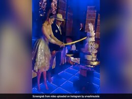 Urvashi Rautela ने तलवार से यूं काटा केक, फैन्स ने पूछा- ये किस चीज का बना है? देखें वीडियो Urvashi Rautela ने तलवार से यूं काटा केक, फैन्स ने पूछा- ये किस चीज का बना है? देखें वीडियो