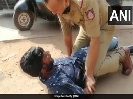 पुलिसवाले ने फिल्मी स्टाइल में पकड़ा मोबाइल चोर, पहले ट्रैफिक के बीच खूब दौड़ाया, फिर किया कुछ ऐसा - देखें Viral Video पुलिसवाले ने फिल्मी स्टाइल में पकड़ा मोबाइल चोर, पहले ट्रैफिक के बीच खूब दौड़ाया, फिर किया कुछ ऐसा - देखें Viral Video