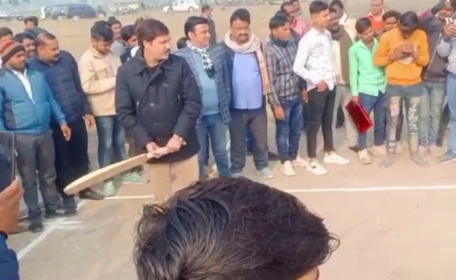 फरार पूर्व एमपी क्रिकेट खेल रहा है: अखिलेश ने कहा, "बीजेपी माफियाओं की क्रिकेट टीम बना ले"