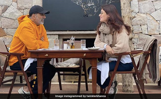 If Akshay Kumar And Twinkle Khanna "Met At A Party Today," They Would Talk Like This