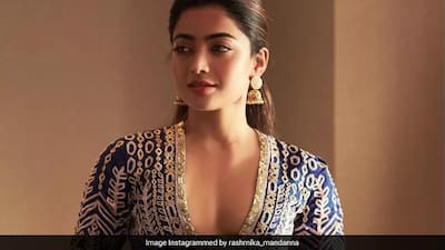 rashmika mandanna brown dress Rashmika (@rashmika_mandanna) wears our classic saree adorned with delicate pearl borders, an ensemble that embodies understated glamour. The saree is paired with a hand-embroidered