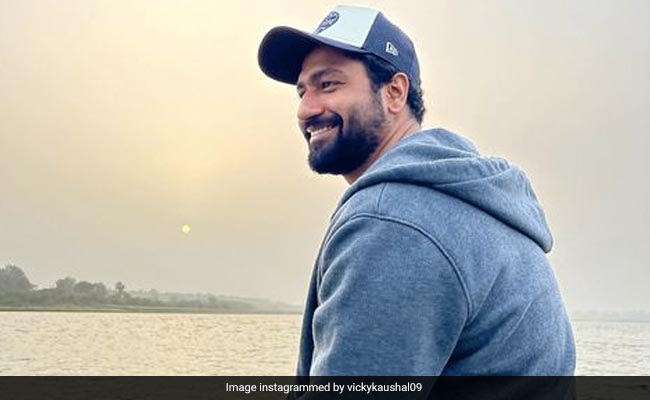 विक्की कौशल नदी किनारे यूं अकेले बैठे आए नजर तो फैंस बोले- भाभी जी घर पर हैं ?