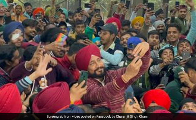 VIDEO : पंजाब के सीएम चन्नी बिना मास्क लोगों के बीच नाचते दिखे, कोविड नियमों की उड़ीं धज्जियां..