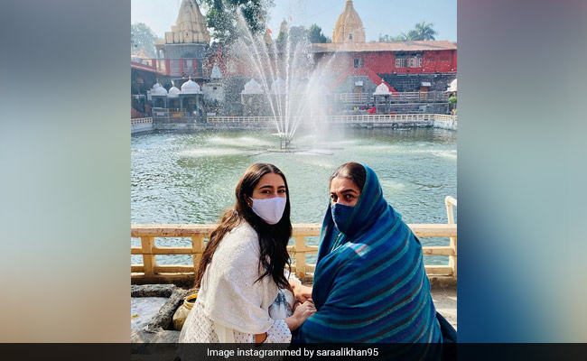 Sara Ali Khan Visits Mahakaleshwar Jyotirlinga Temple With Mom Amrita Singh. See Pics