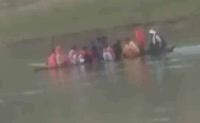 VIDEO : देखते ही देखते नदी में समा गई नाव, सवार होकर धार्मिक भोज से लौट रहे थे लोग