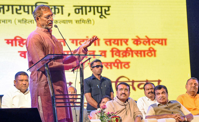 Actor Nana Patekar Backs NCP MP Amol Kolhe Over Nathuram Godse Role Controversy