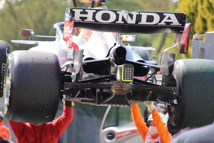 How Do F1 Teams Work?