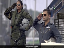 राजपथ पर 'नारी शक्ति' का प्रदर्शन: IAF की झांकी में दिखीं राफेल की एकमात्र महिला फाइटर  राजपथ पर 'नारी शक्ति' का प्रदर्शन: IAF की झांकी में दिखीं राफेल की एकमात्र महिला फाइटर