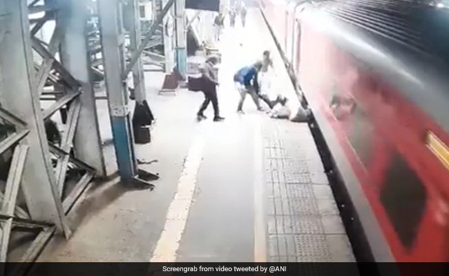 चलती ट्रेन में चढ़ते वक्त प्लेटफॉर्म पर गिरा यात्री, RPF जवान ने ऐसे बचाई जान