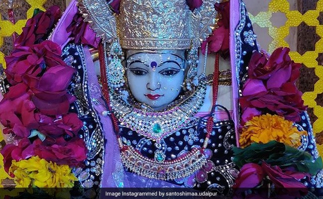 शुक्रवार के दिन संतोषी माता की पूजा के समय किया जाता है इन मंत्रों का जाप