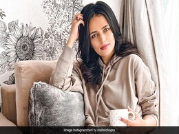 Makeup Look 2022 : Roshni Chopra बता रहीं हैं पार्टी के लिए कैसा look करें कैरी, फिर सबसे जुदा लगेंगी आप Makeup Look 2022 : Roshni Chopra बता रहीं हैं पार्टी के लिए कैसा look करें कैरी, फिर सबसे जुदा लगेंगी आप