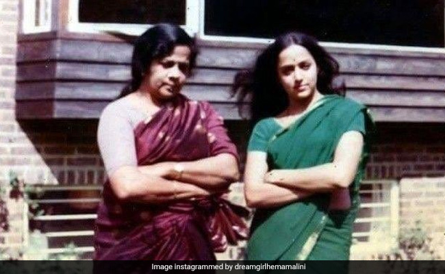 अपनी दिवंगत अम्मा को याद कर भावुक हुईं हेमा मालिनी, Photos शेयर कर बोलीं- मेरी प्यारी मां...